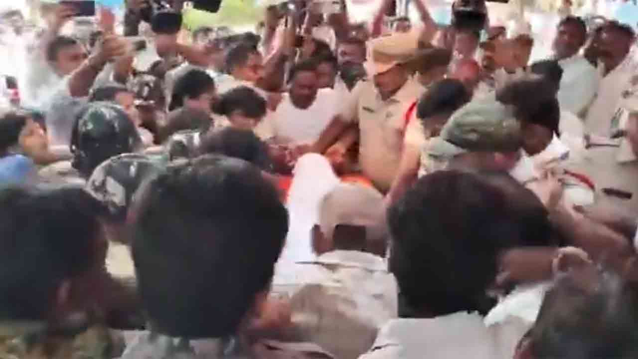 RTC Driver Shanakar Goud | ముత్తోజిపేటలో ఉద్రిక్తత.. పోలీసులతో ఆర్టీసీ కార్మికుల వాగ్వాదం