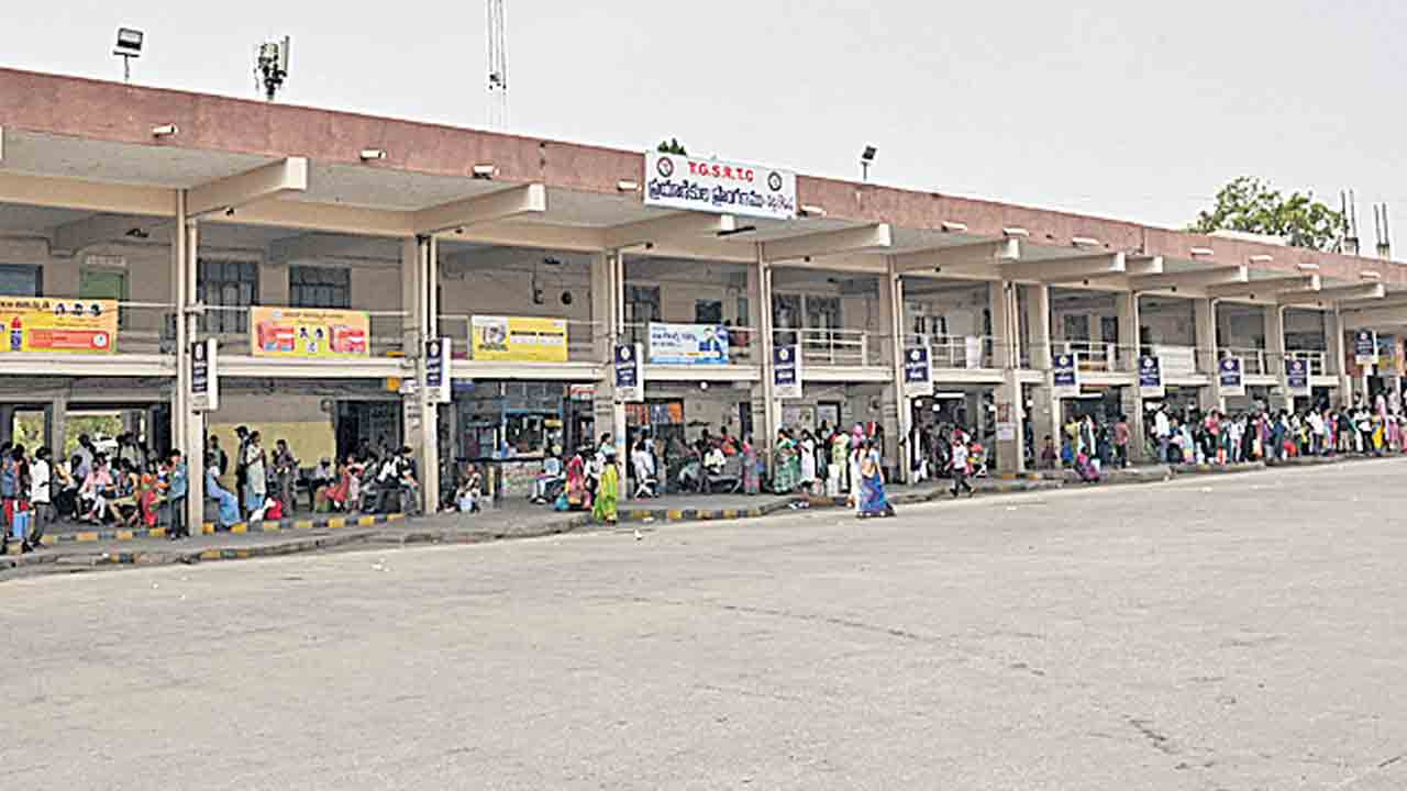 డిపోలకే పరిమితమైన బస్సులు.. సమస్యలు పరిష్కరించే వరకూ సమ్మె విరమించేది లేదు జేఏసీ స్పష్టీకరణ