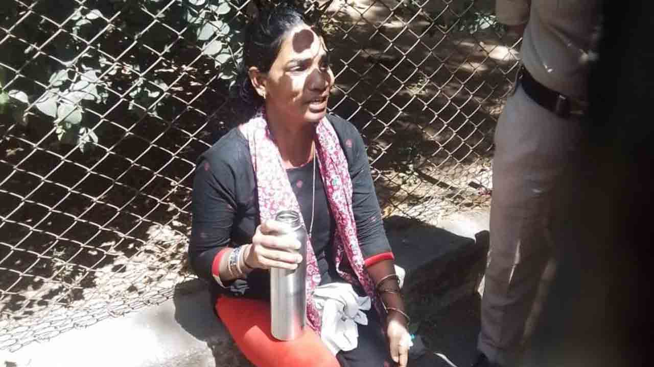 Hyderabad | రాష్ట్ర మానవ హక్కుల కమిషన్ ముందు మహిళ ఆత్మహత్యాయత్నం