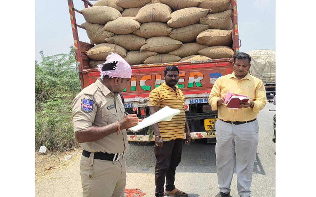 నేరేడుచ‌ర్ల‌లో అంత‌రాష్ట్ర ధాన్యం లారీల త‌నిఖీ