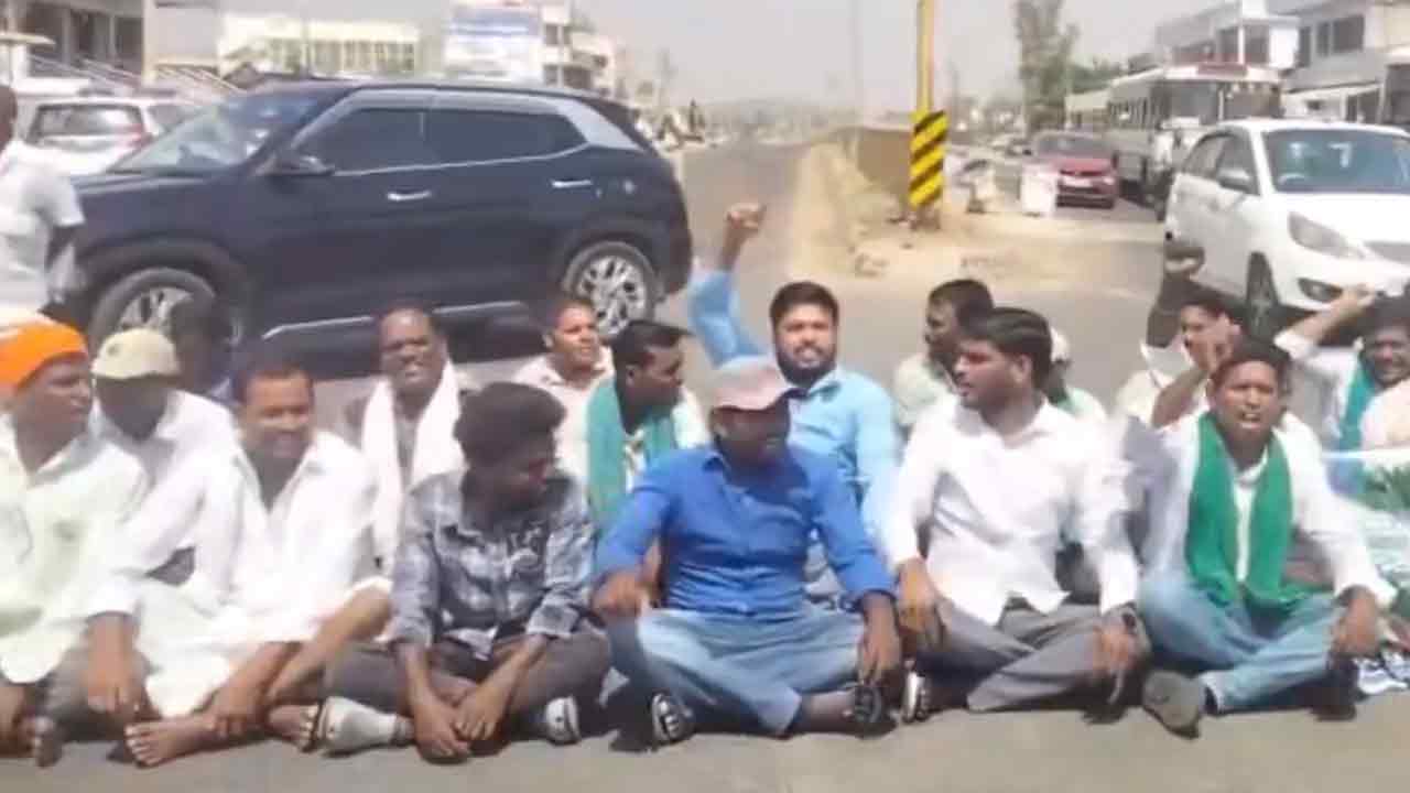 Nirmal | కొనుగోలు కేంద్రాలు ఏర్పాటు చేయాలని నిర్మల్ జిల్లాలో మొక్కజొన్న రైతుల రాస్తారోకో : వీడియో