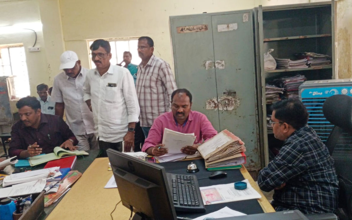 విజిలెన్స్ అదుపులో నల్ల‌గొండ‌ సబ్ రిజిస్టర్ కార్యాలయ సిబ్బంది