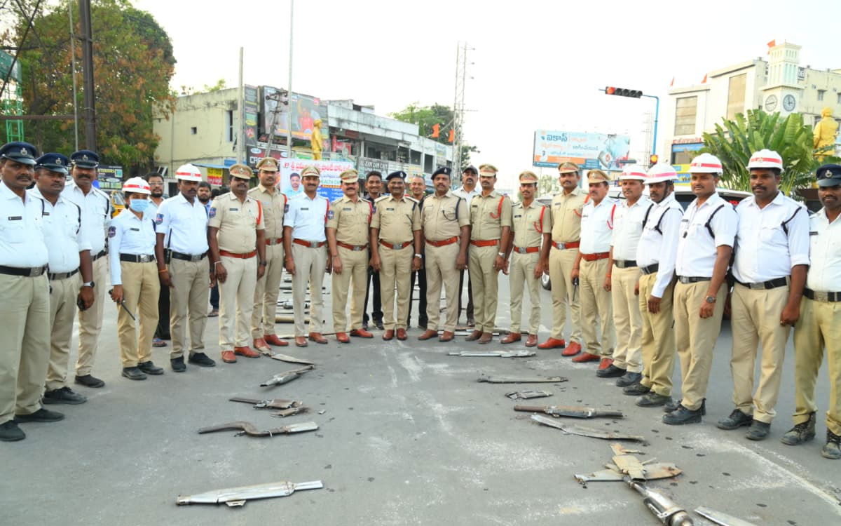 'సైలెన్సర్లు మార్పిడి చేసి ఇబ్బందులు క‌లిగిస్తే క్రిమినల్ కేసులు'