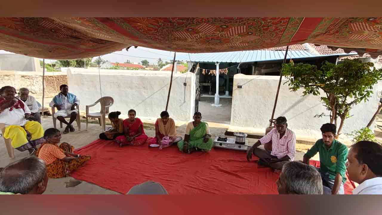 Nagireddy Palli | న్యాయం చేయాలని ఓ మహిళ మౌన పోరాటం.. భర్త ఇంటి ముందు బైఠాయింపు..!