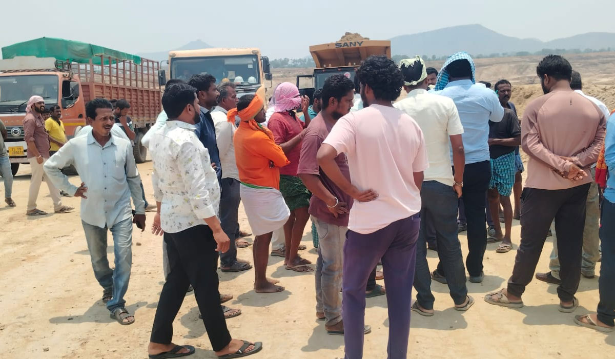 Rajapur | ఓసీపీ-2లో ఓవర్ బర్డెన్ పనులు అడ్డుకున్న రాజపూర్ గ్రామస్తులు