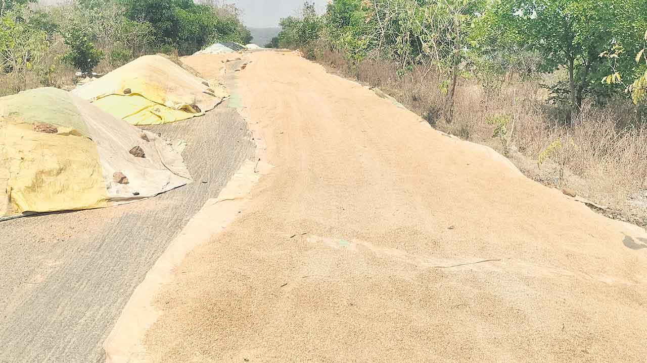 వడ్లు కొంటలేరు.. కల్లాలు దాటని ధాన్యం