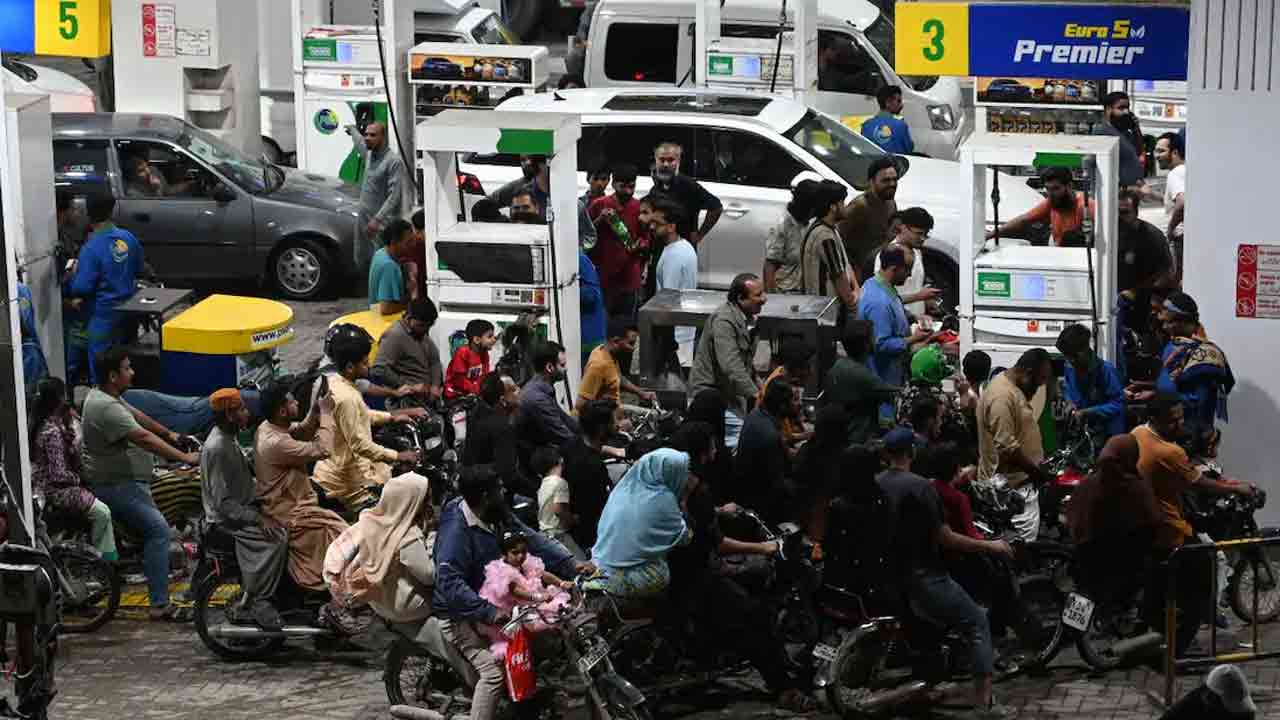 Petrol Price | పెట్రోల్‌పై రూ.80 తగ్గింపు.. బైకర్స్‌కు లీటర్‌కు 100 డిస్కౌంట్.. పాకిస్థాన్ కీలక నిర్ణయం