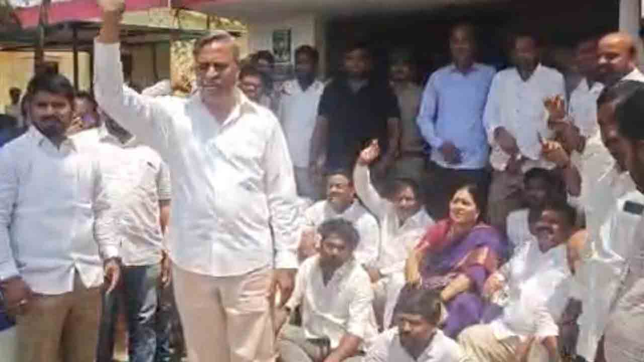 ఇంద్రా రెడ్డి అరెస్ట్‌.. రఘునాథ్‌పల్లి పోలీస్‌ స్టేషన్ ఎదుట ఎమ్మెల్యే పల్లా ధర్నా : వీడియో