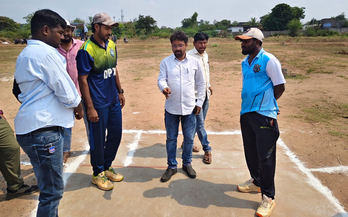 పాత పాల్వంచలో నియోజకవర్గ స్థాయి క్రికెట్ టోర్నమెంట్ ప్రారంభం