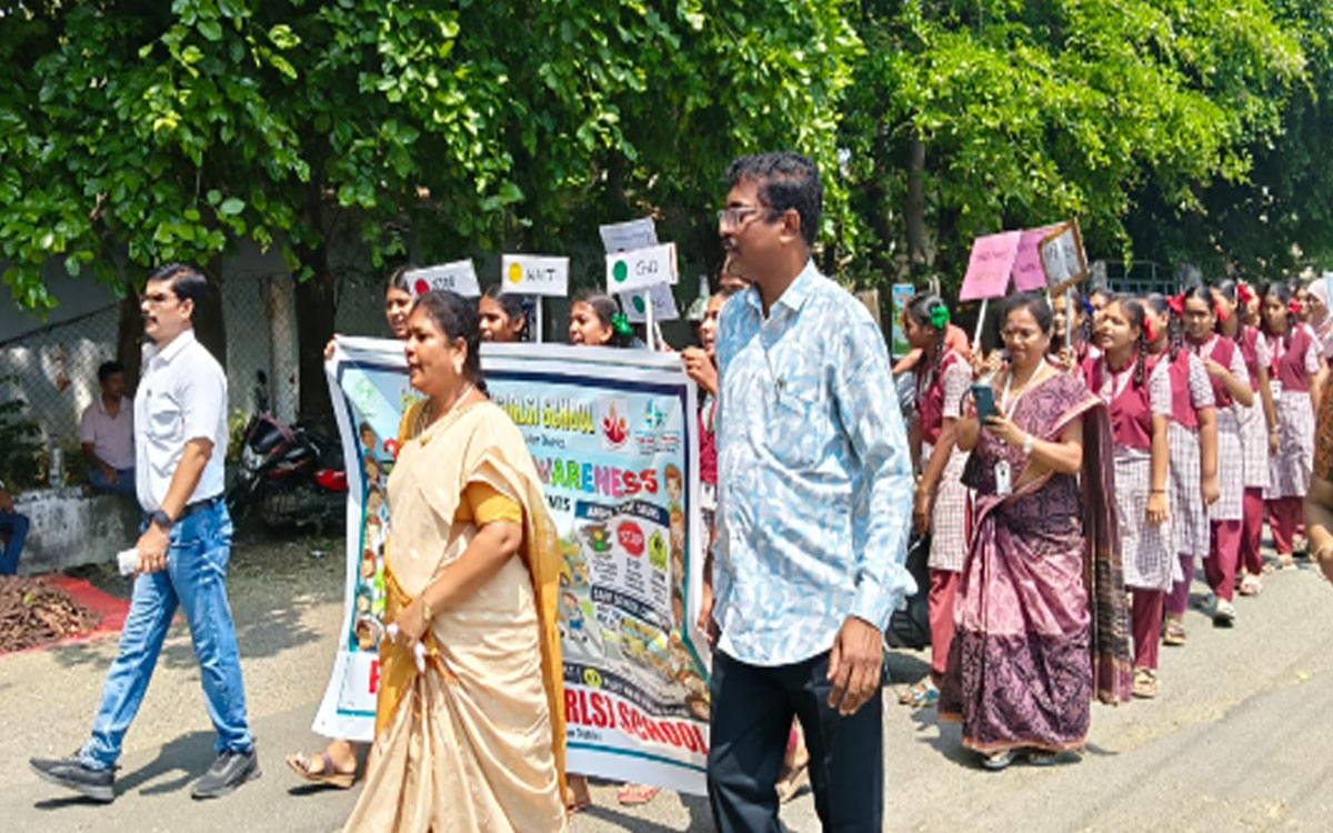 రోడ్డు భద్రతపై పాఠశాల విద్యార్థులతో ర్యాలీ