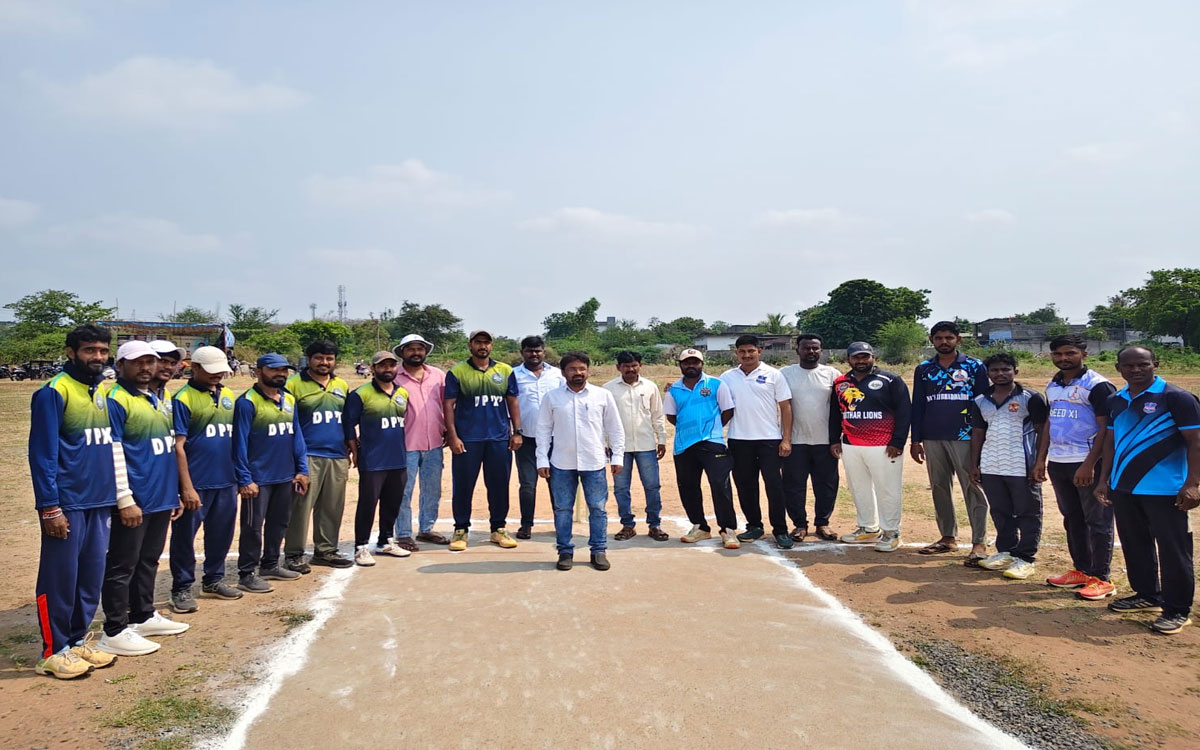 పాత పాల్వంచలో నియోజకవర్గ స్థాయి క్రికెట్ టోర్నమెంట్ ప్రారంభం