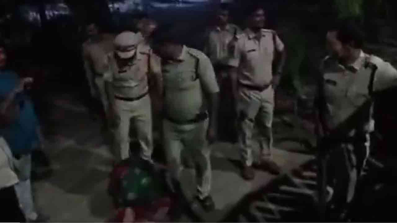 Pargi | మీ కాళ్లు మొక్కుతాం పర్మిషన్ ఇవ్వండి.. పరిగి పోలీసులను వేడుకున్న మహిళా రైతులు