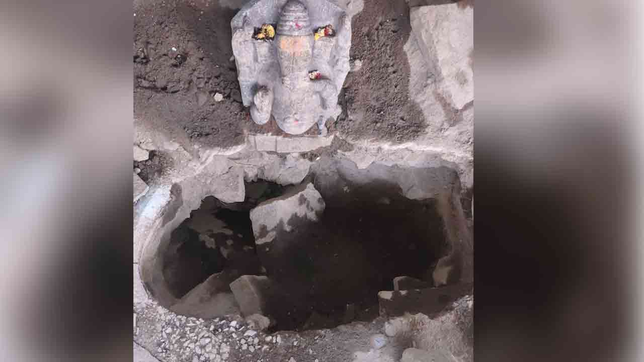 గద్వాల జిల్లాలో గుప్తనిధుల కలకలం.. పరుమాలలో నాలుగు అడుగుల గుంత తవ్విన దుండగులు