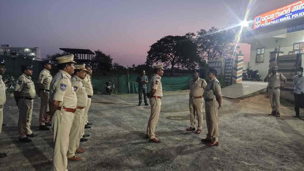 Peddapalli DCP | పెద్దపల్లి రూరల్ పోలీస్ స్టేషన్‌ను ఆకస్మికంగా తనిఖీ చేసిన డీసీపీ