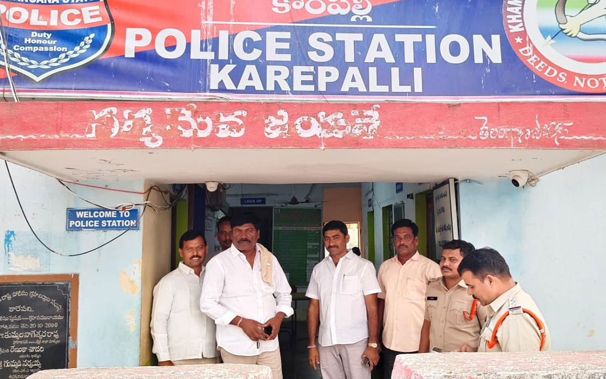 కారేపల్లి పీఎస్‌లో నర్సంపేట మాజీ ఎమ్మెల్యే పెద్ది సుద‌ర్శ‌న్‌రెడ్డి నిర్బంధం