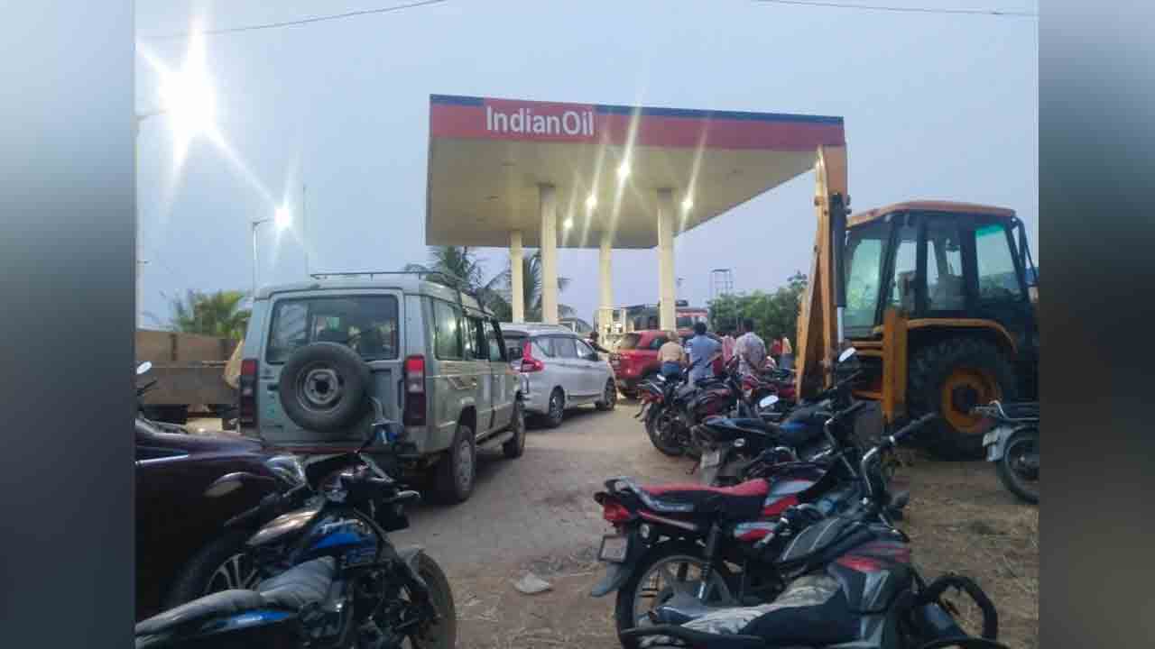 Thirumalyapalem | పెట్రోల్ బంకుల్లో నోస్టాక్ బోర్డులు.. బారులు తీరిన వాహనాలు..!