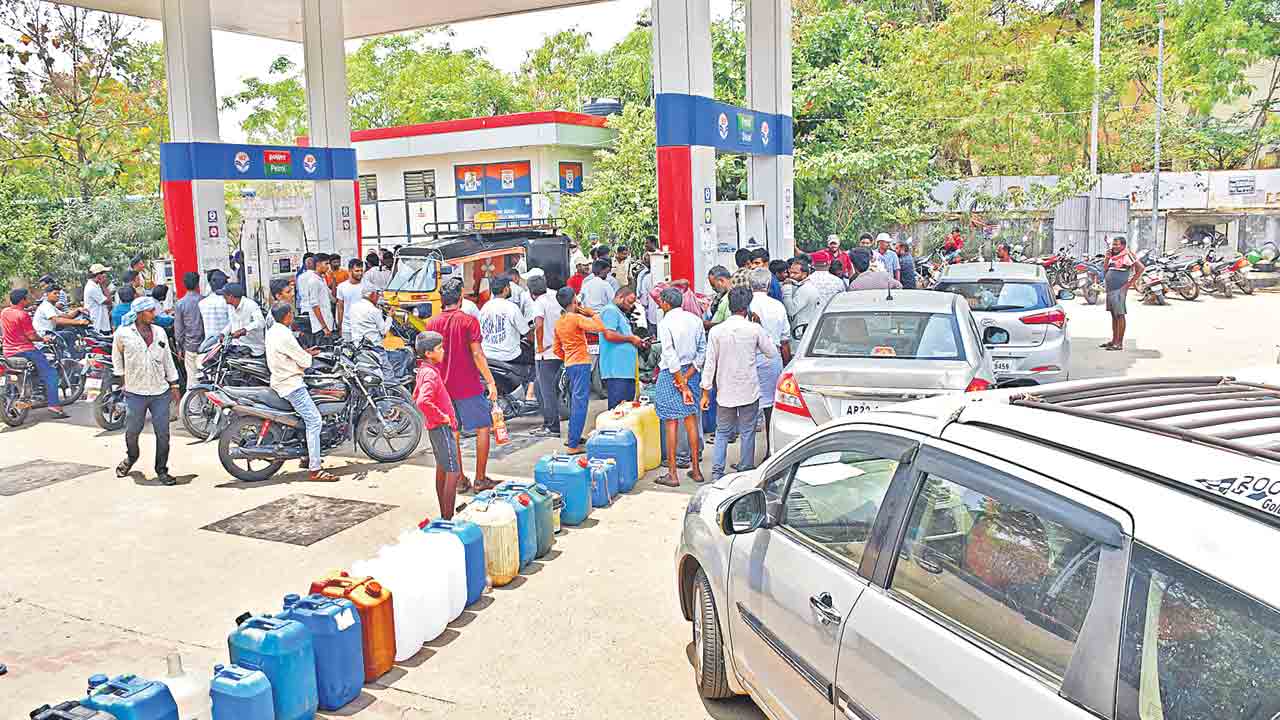 వెంటాడుతున్న చమురు కొరత.. బంకుల ఎదుట నో స్టాక్‌ బోర్డులు