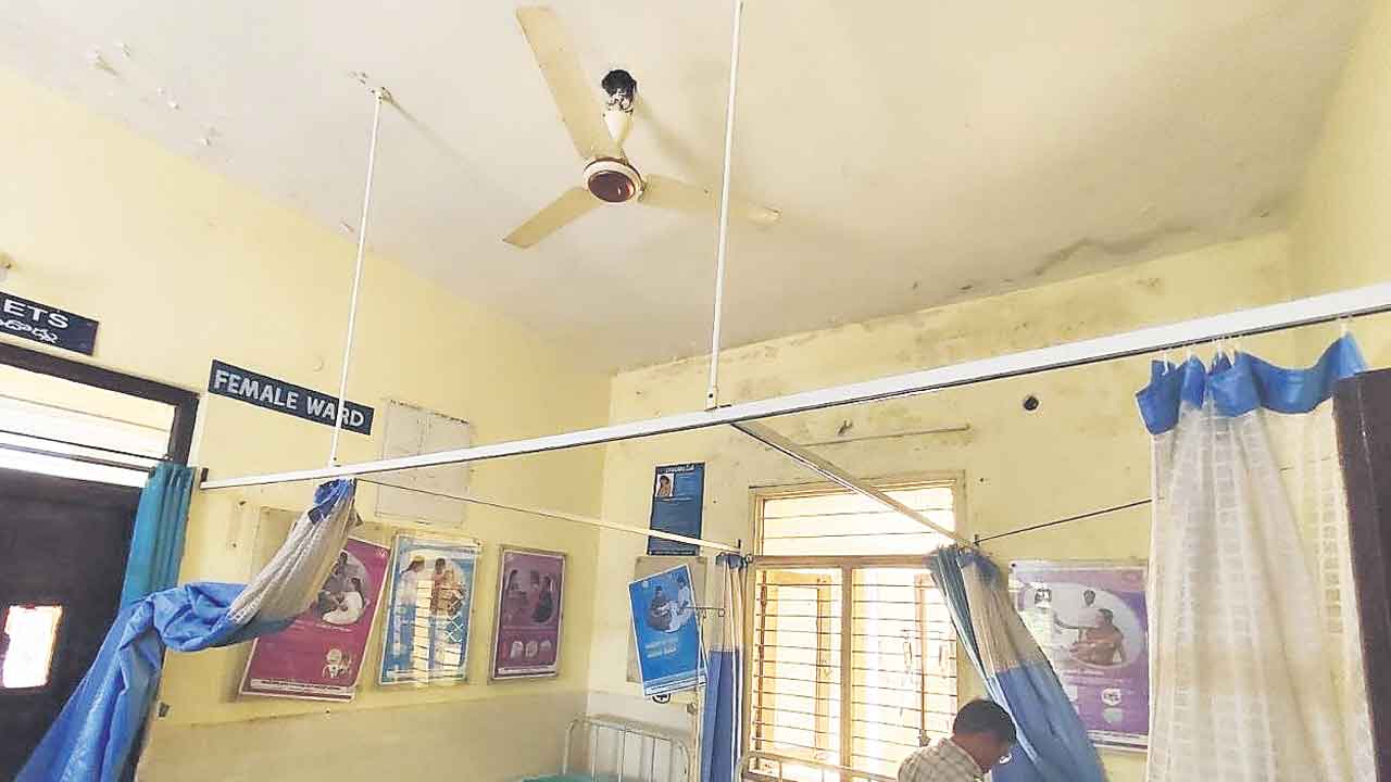 తిరగని ఫ్యాన్లు.. వెలగని లైట్లు..