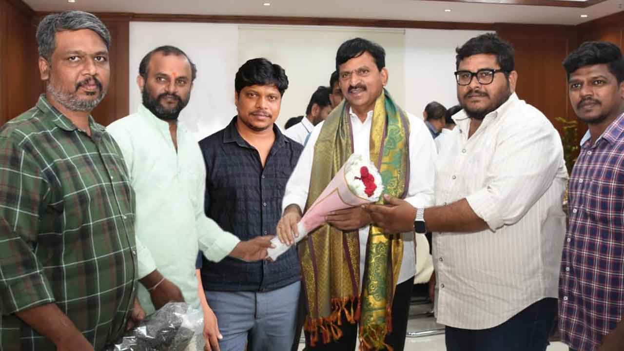 మంత్రిని కలిసిన వీడియో జర్నలిస్ట్స్‌ అసోసియేషన్‌ నూతన కమిటీ