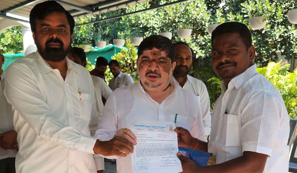 Minister Ponnam | కరీంనగర్ జిల్లా కేంద్రంలో సగరులకు భూమి కేటాయించాలని మంత్రి పొన్నంకి వినతి