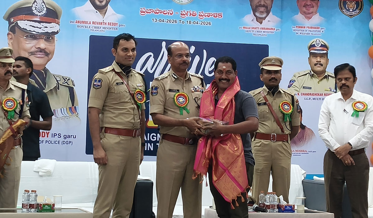 DGP Shivadhar Reddy | సామాజిక సేవకుడికి డీజీపీ శివధర్‌ రెడ్డి అభినందన