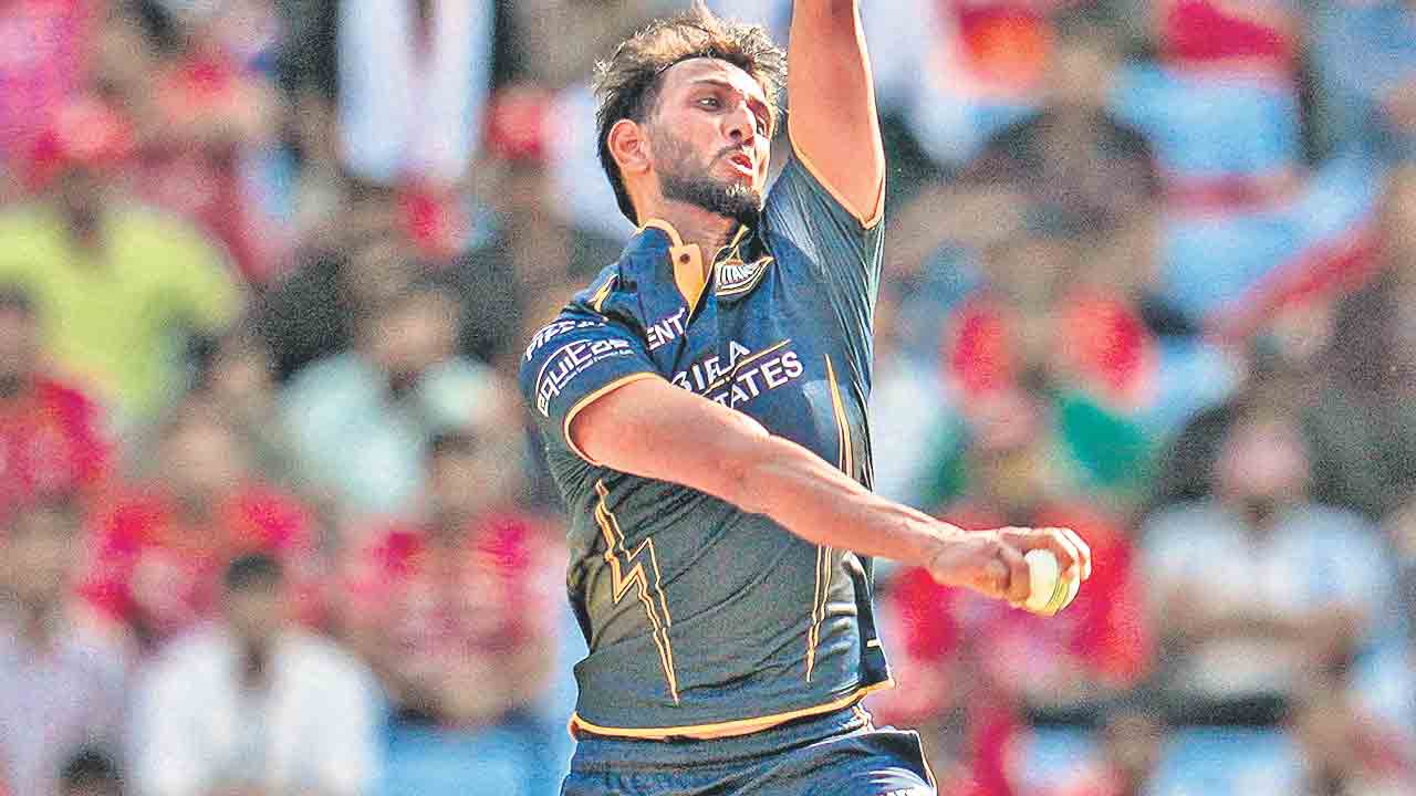 జీటీ జోరు.. నాలుగు వికెట్లతో ప్రసిద్ధ్‌ విజృంభణ