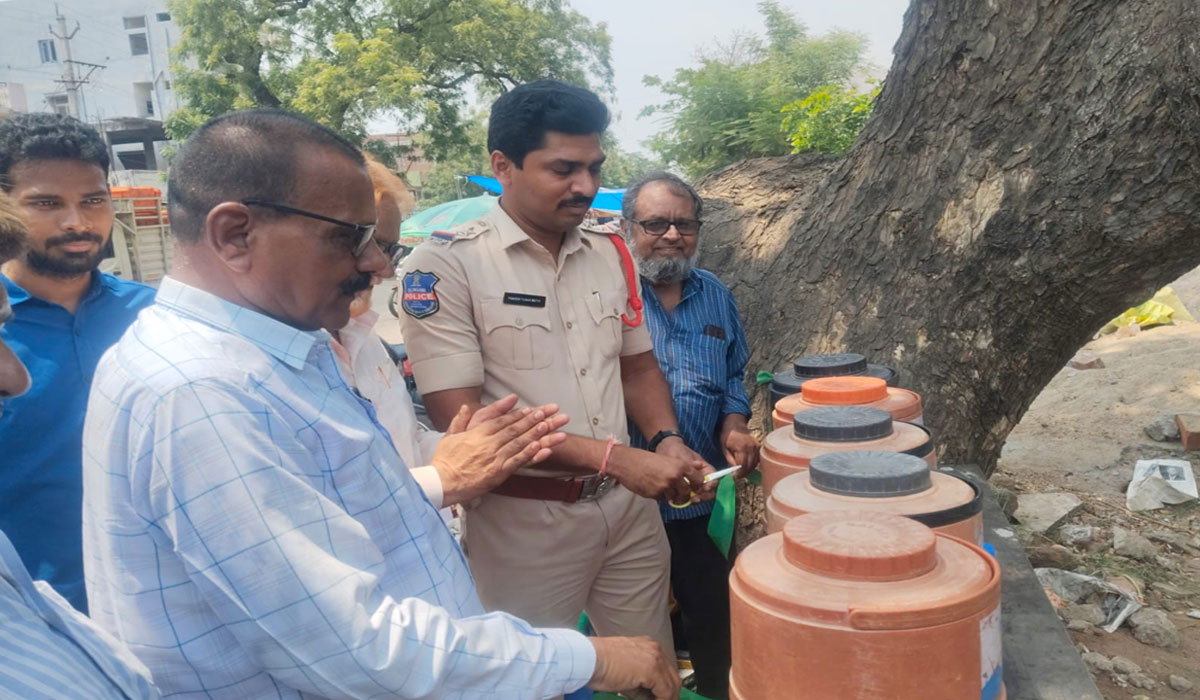 Dharmaram | చలివేంద్రాన్ని ప్రారంభించిన ధర్మారం ఎస్సై