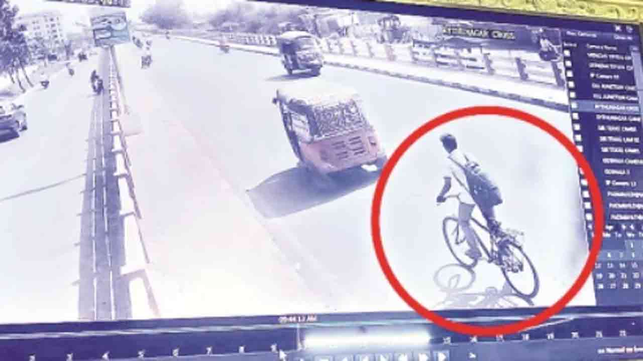 AP News | తండ్రి మందలించాడనే కోపంలో.. 100కి.మీ. సైకిల్ తొక్కుకుంటూ వెళ్లిన బాలుడు