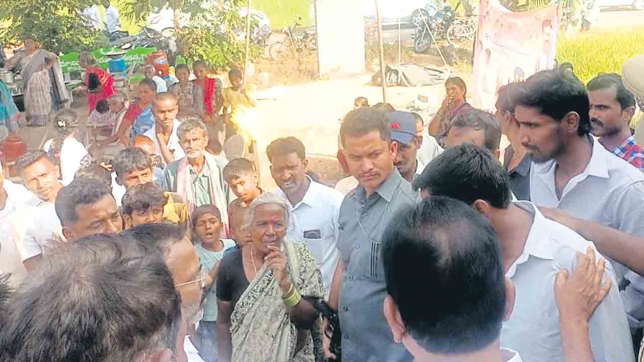 నమ్మి ఓట్లేస్తే నట్టేట ముంచుతుండ్రు!.. ఎమ్మెల్యే కవ్వంపల్లికి నిరసన సెగ