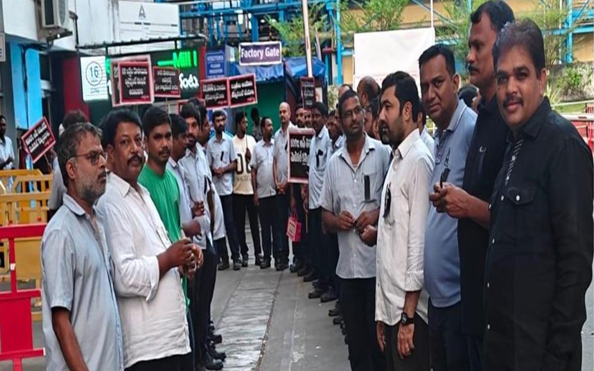 నల్ల బ్యాడ్జీలతో కార్మిక జేఏసీ ఆధ్వర్యంలో నిరసన