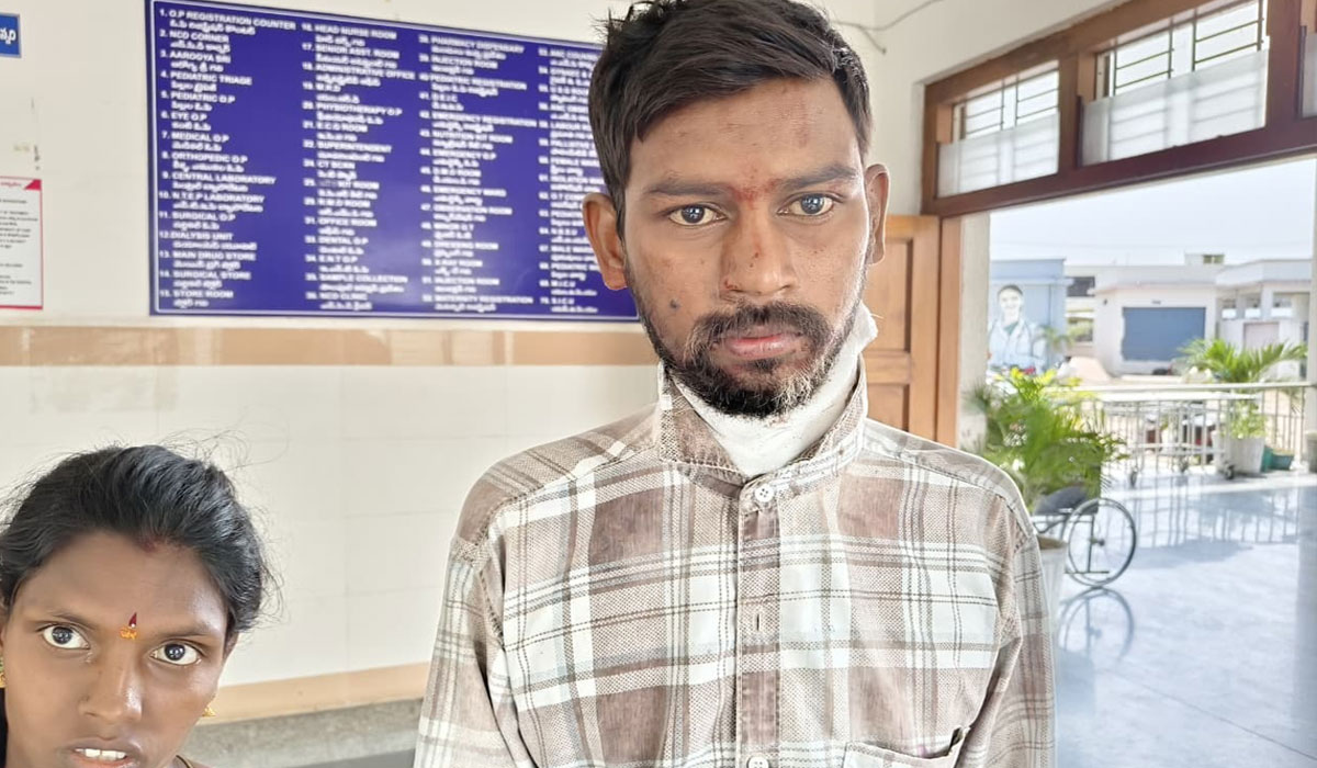 Police Harassment | పోలీసుల వేధింపులతో గొంతు కోసుకొని చిరువ్యాపారి ఆత్మహత్యాయత్నం.. కమీషన్‌ కావాలని వేధిస్తున్నారని యువకుడి ఆరోపణ