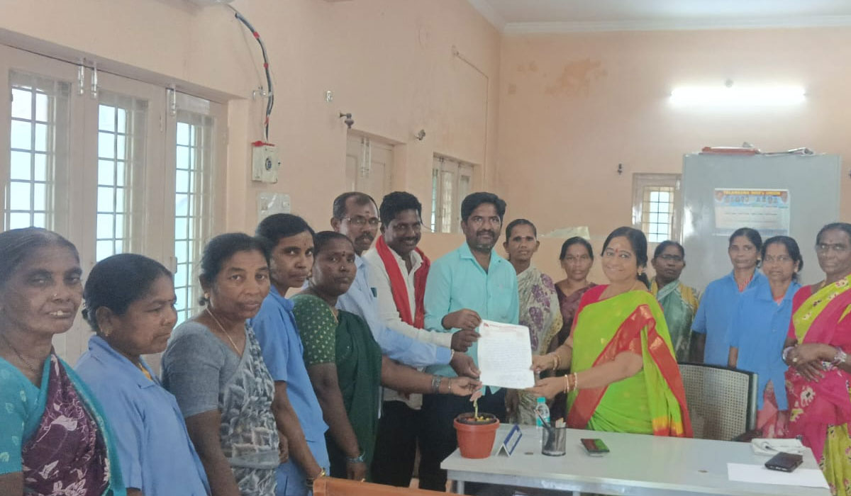 Vemulawada | ఆలయం నుండి నేరుగా కార్మికులకే వేతనాలు ఇవ్వాలి.. వేములవాడ రాజన్న ఆలయ ఈవో రమాదేవికి వినతిపత్రం అందజేత