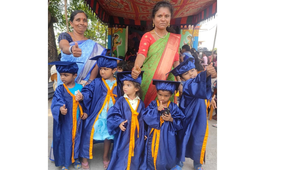 Grand Graduation Celebrations | గోదావరిఖని అంగన్వాడీ కేంద్రాల్లో ఘనంగా గ్రాడ్యుయేషన్ సెలెబ్రేషన్స్‌