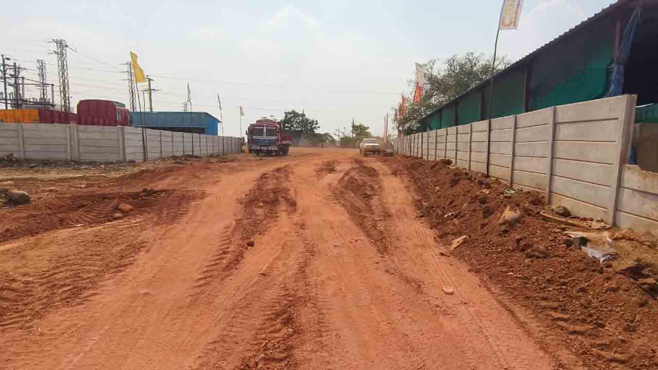 Road | సర్కార్ భూమిలో రోడ్డు నిర్మాణం.. సర్వే మ్యాప్ అడిగితే లేదంటున్న‌ సర్వేయర్
