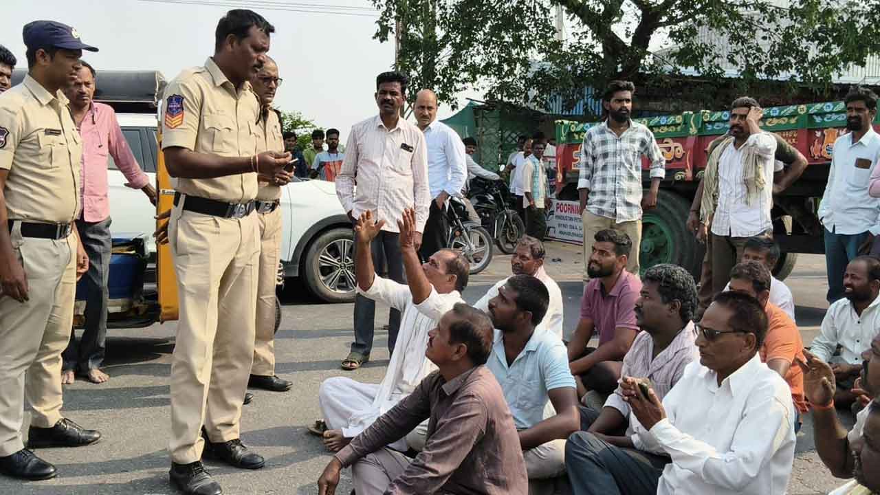 రోడ్డెక్కిన రైతన్న