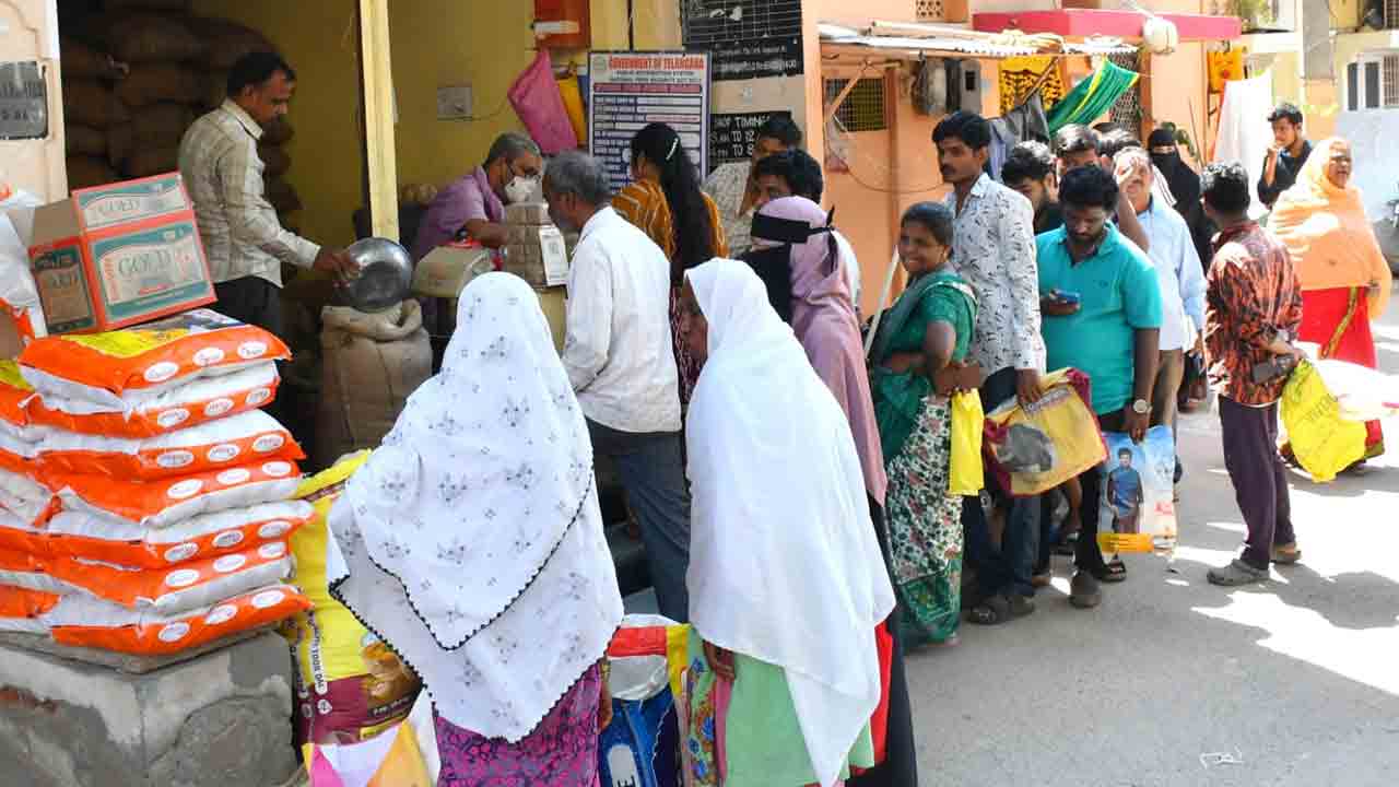 Ration shops | మూడు నెలల రేషన్ పంపిణీ.. క్యూలైన్‌లో గంటల తరబడి తిప్పలు
