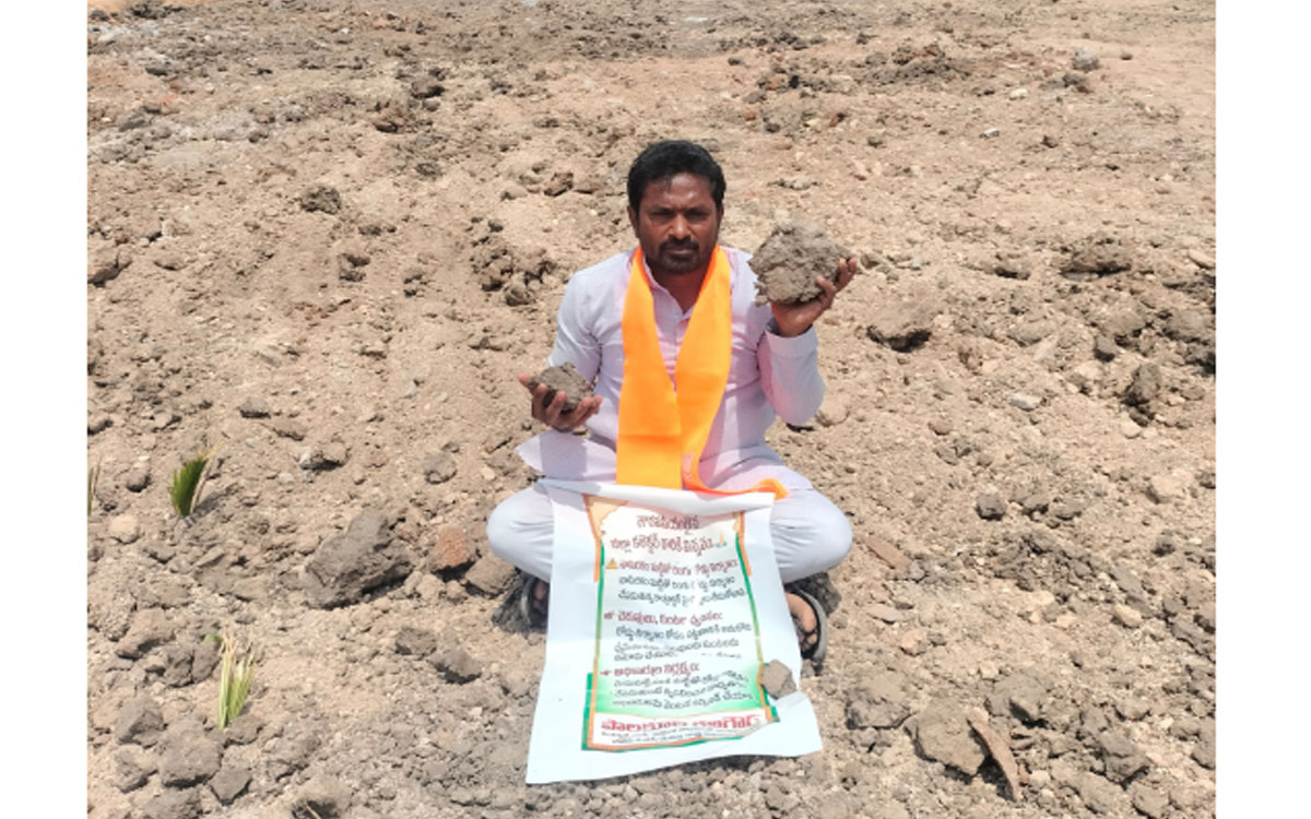 ​​రోడ్డు నిర్మాణంలో నాణ్యత లేమి.. కాంట్రాక్టర్‌పై చర్యలు తీసుకోవాలని డిమాండ్