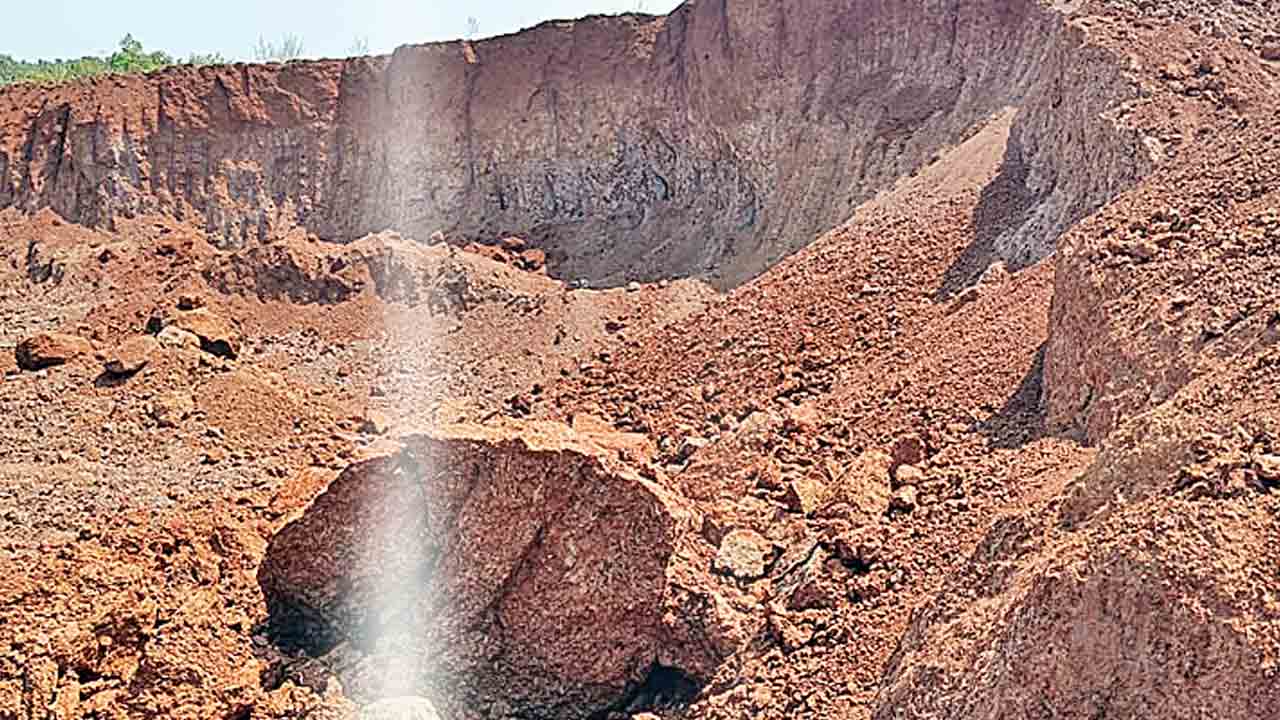 మాయమవుతున్న ఎర్రమట్టి గుట్టలు.. నిబంధనలకు విరుద్ధంగా తవ్వకాలు.. పట్టించుకోని మైన్స్‌, రెవెన్యూ అధికారులు