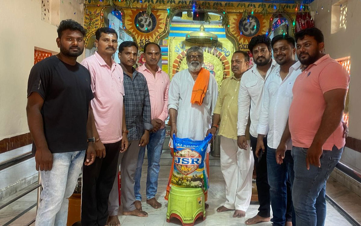 రేగా జన్మదినం.. సాయిబాబా ఆలయానికి బియ్యం వితరణ