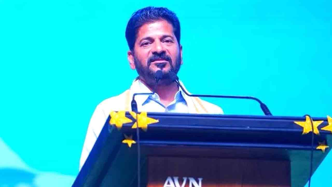 Private School Fee | ప్రైవేటు స్కూళ్లలో ఫీజు 50వేలే.. మరోసారి తన అజ్ఞానాన్ని ప్రదర్శించిన సీఎం రేవంత్ రెడ్డి