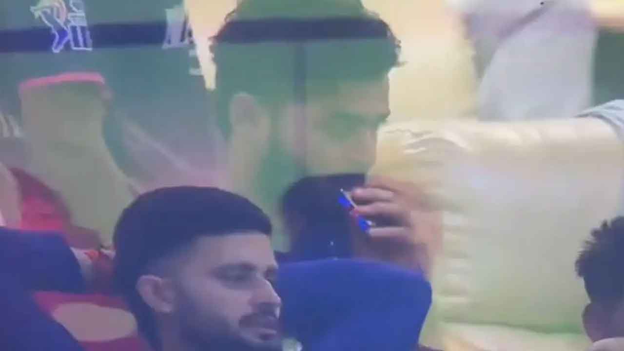 Riyan Parag: డ్రెస్సింగ్ రూమ్‌లో స్మోకింగ్‌.. వివాదంలో రాజ‌స్థాన్ కెప్టెన్‌