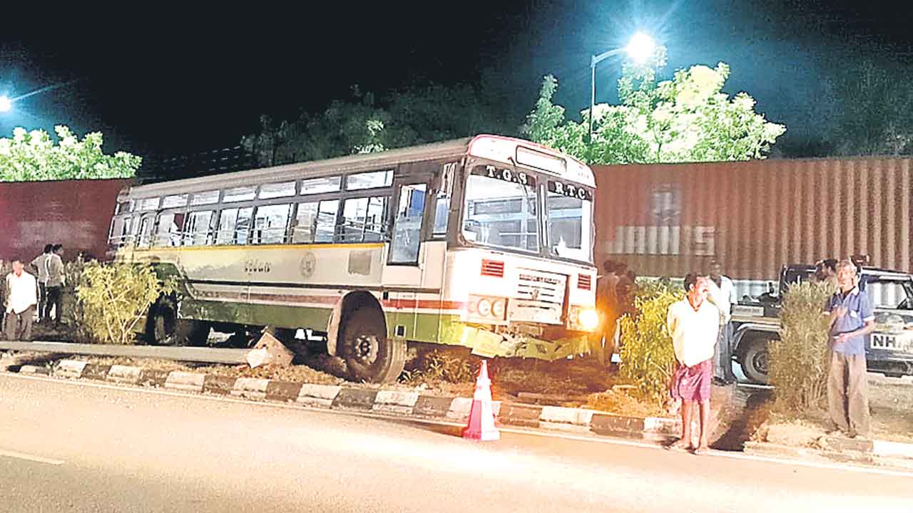 బస్సును ఢీకొట్టిన లారీ 12 మందికి గాయాలు