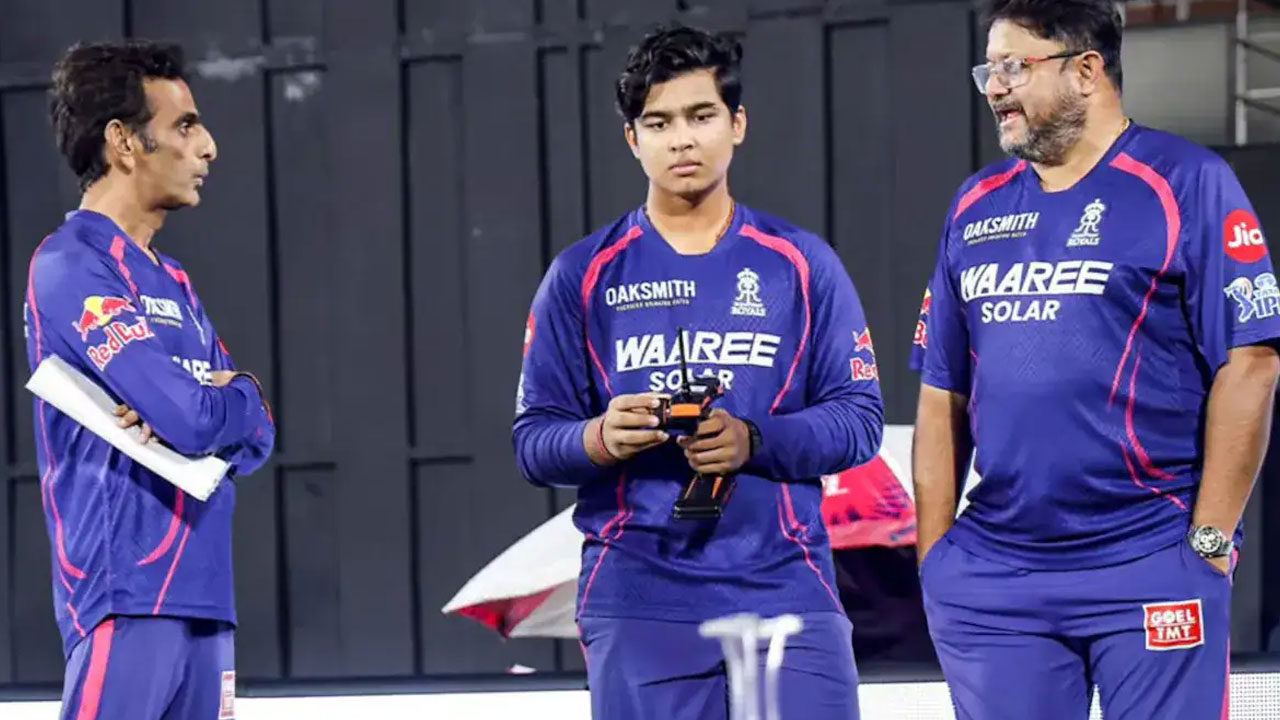 Rajasthan Royals: డ‌గౌట్‌లో సెల్‌ఫోన్‌.. రాజ‌స్థాన్ రాయ‌ల్స్ టీమ్ మేనేజ‌ర్‌కు బీసీసీఐ నోటీసులు