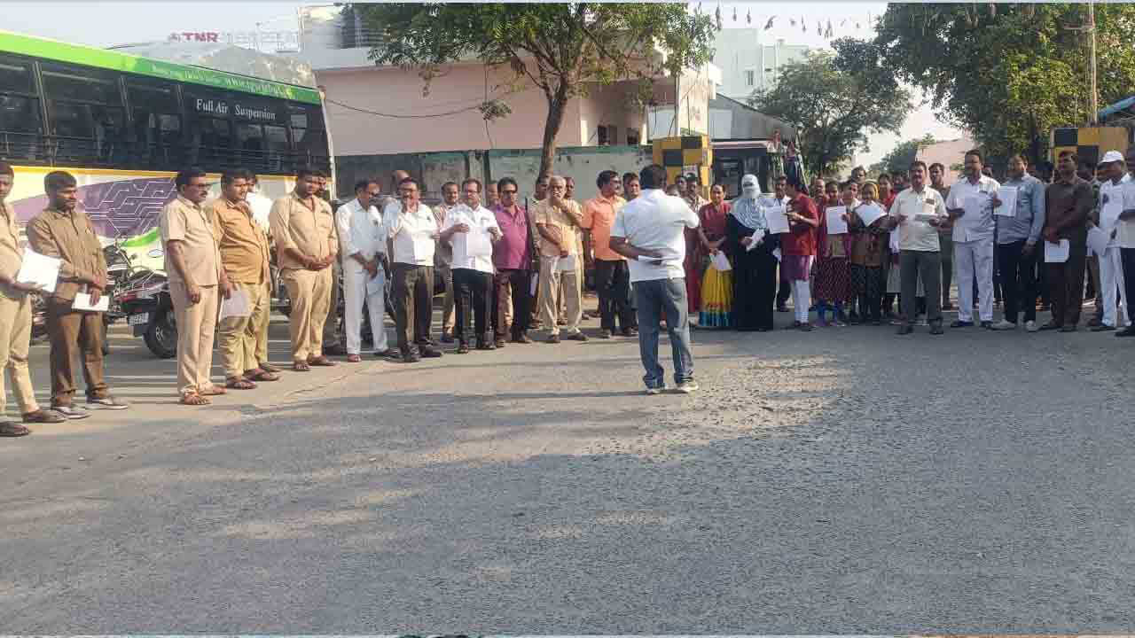 RTC Strike | నల్లగొండలో ఆర్టీసీ సమ్మె కరపత్రం ఆవిష్కరణ