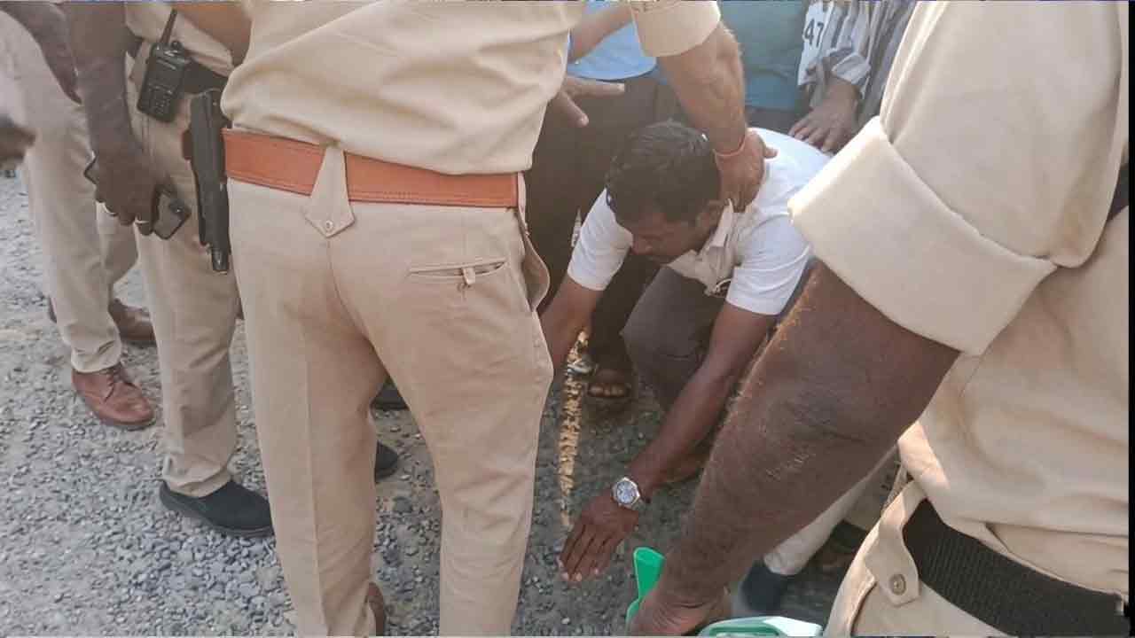 Janagama | కార్మికులను అడ్డుకోవద్దంటు పోలీసుల కాళ్లు పట్టుకుని వేడుకున్న ఆర్టీసీ కార్మికుడు