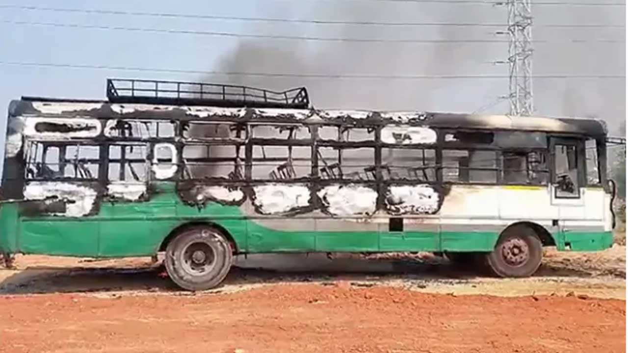 RTC Bus Fire Accidet | అగ్నికి ఆహుతైన ఆర్టీసీ బస్సు.. కడప జిల్లాలో ప్రయాణికులకు తప్పిన పెను ప్రమాదం