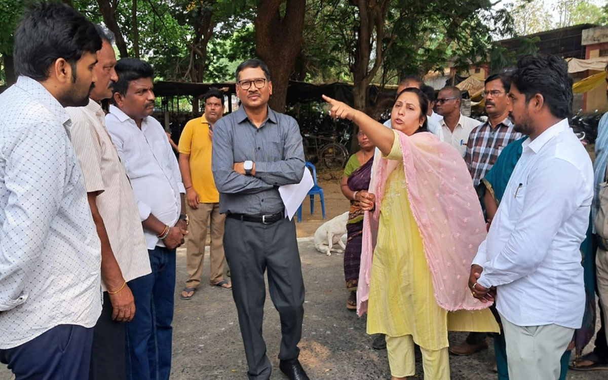 ఆర్టీసీ ఎండీ నాగిరెడ్డి పాల్వంచ బస్టాండ్ పరిశీల‌న