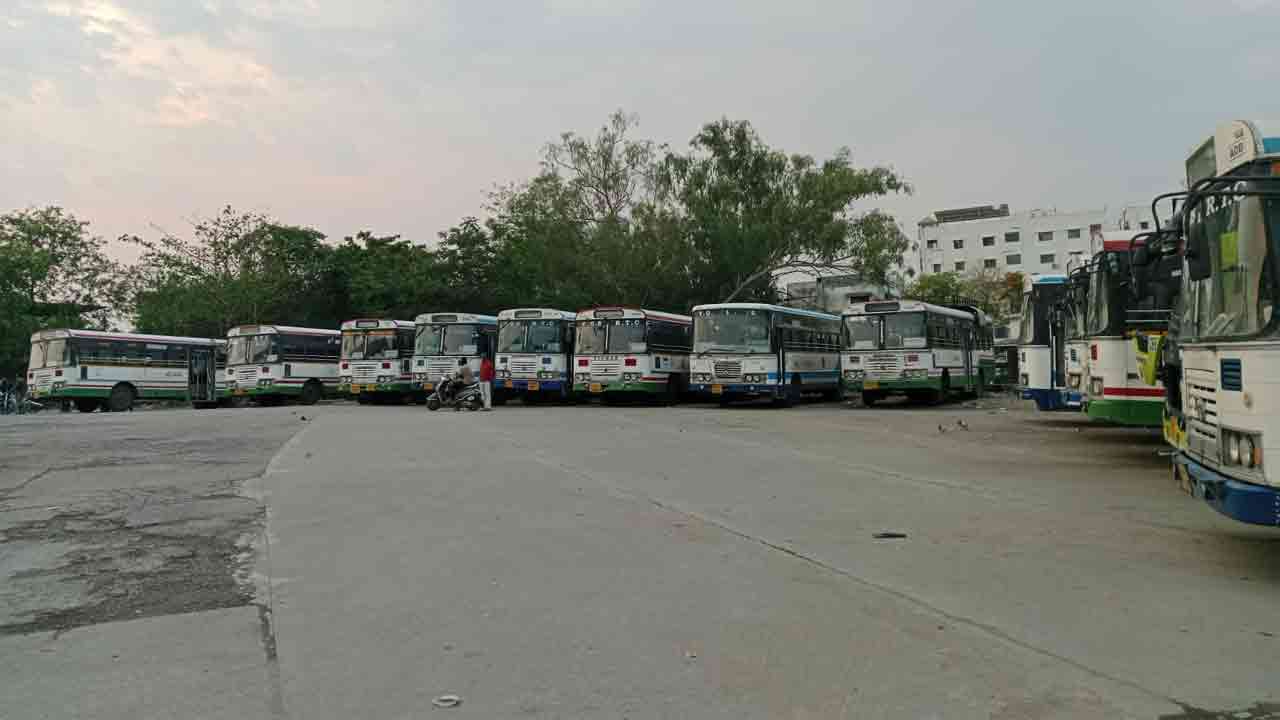 ఆదిలాబాద్‌లో డిపోకే పరిమితమైన ఆర్టీసీ బస్సులు