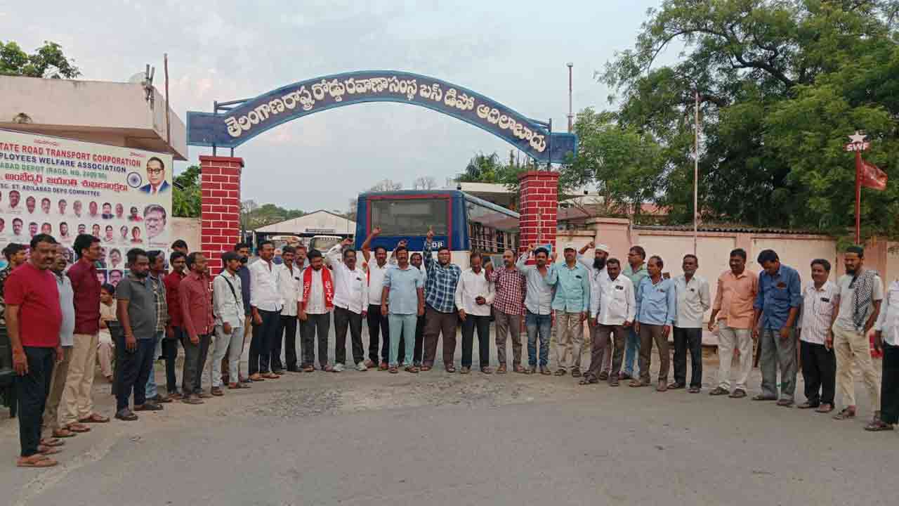 ఆదిలాబాద్ డిపో ఎదుట ఆందోళన చేస్తున్న ఆర్టీసీ సిబ్బంది