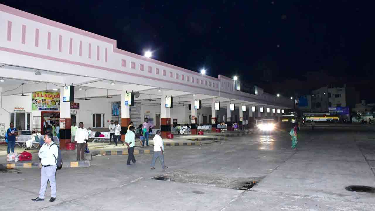 బస్సులు లేక వెలబెలబోతున్న గద్వాల బస్టాండ్‌‌